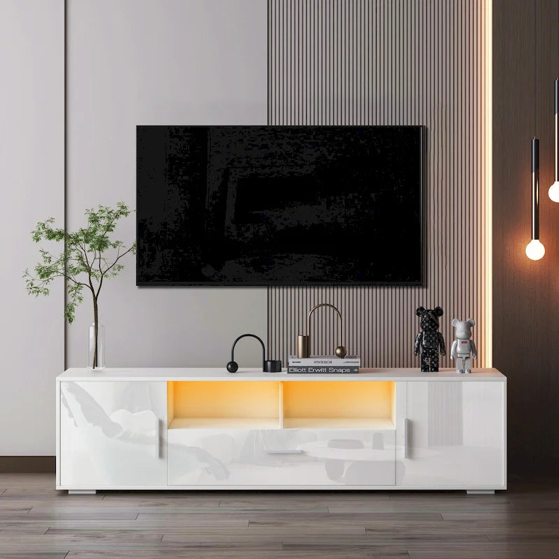 Meuble TV blanc 62,99 € avec éclairage LED, placards et étagères ouvertes pour téléviseurs jusqu'à 65 pouces.