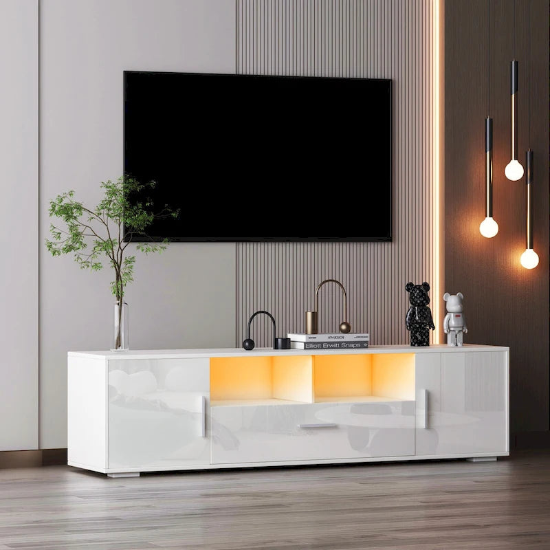 Meuble TV blanc 62,99 € avec éclairage LED, placards et étagères ouvertes pour téléviseurs jusqu'à 65 pouces.