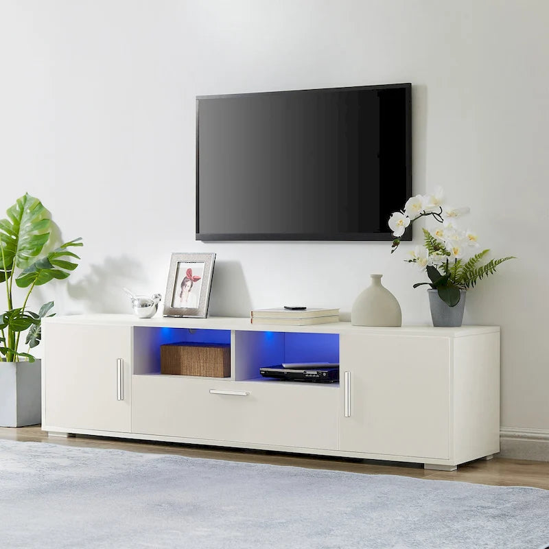 Meuble TV blanc 62,99 € avec éclairage LED, placards et étagères ouvertes pour téléviseurs jusqu'à 65 pouces.