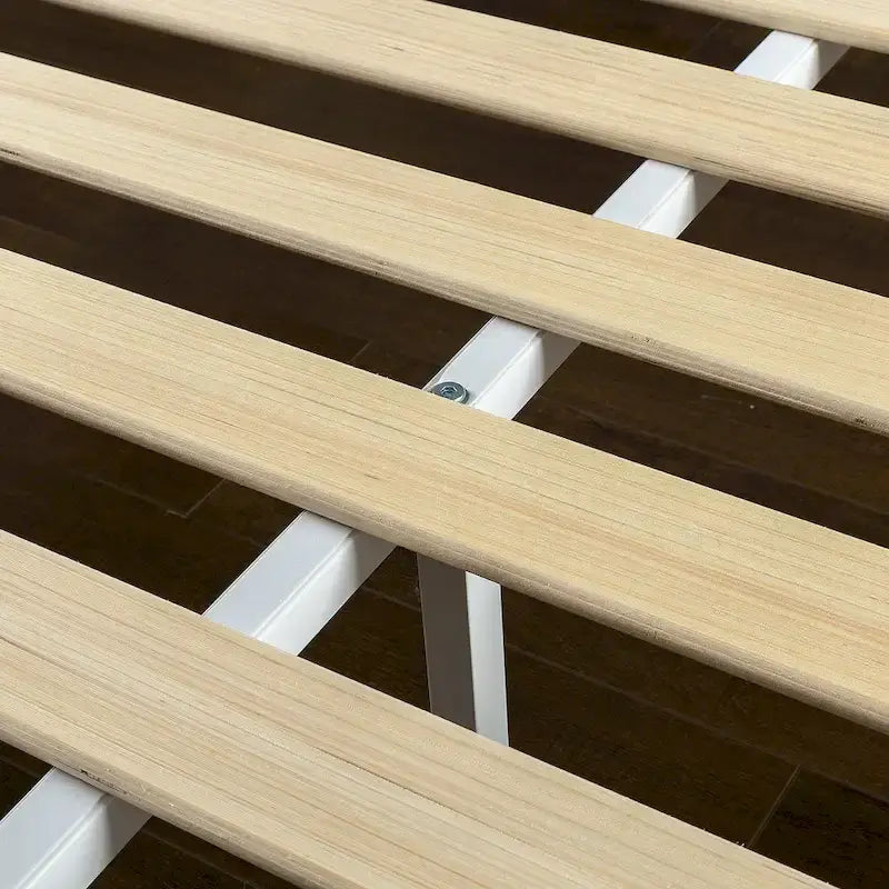 Cadre de lit plateforme de luxe en bois blanc cassé Priage by ZINUS avec tête de lit