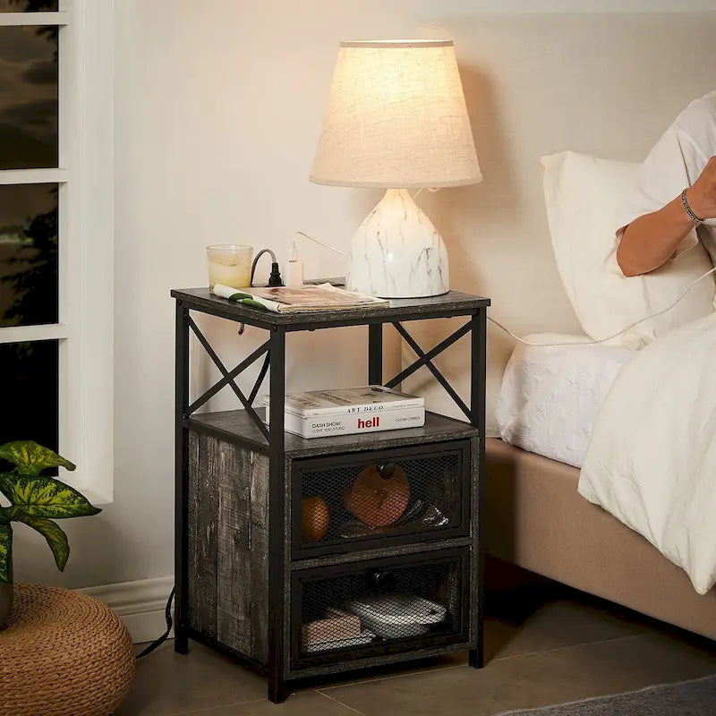 Ensemble de 2 tables de chevet avec station de charge, 2 tiroirs à ouverture latérale, 2 ports USB et 2 prises électriques.