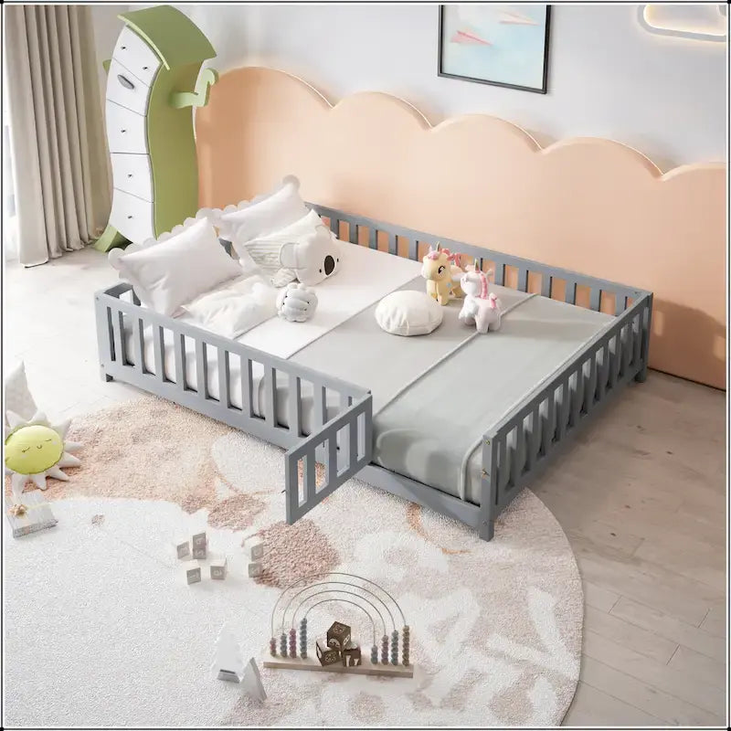 Lit plateforme pleine grandeur avec barrière et porte pour enfants
