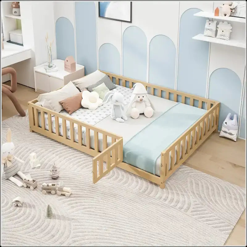 Lit plateforme pleine grandeur avec barrière et porte pour enfants