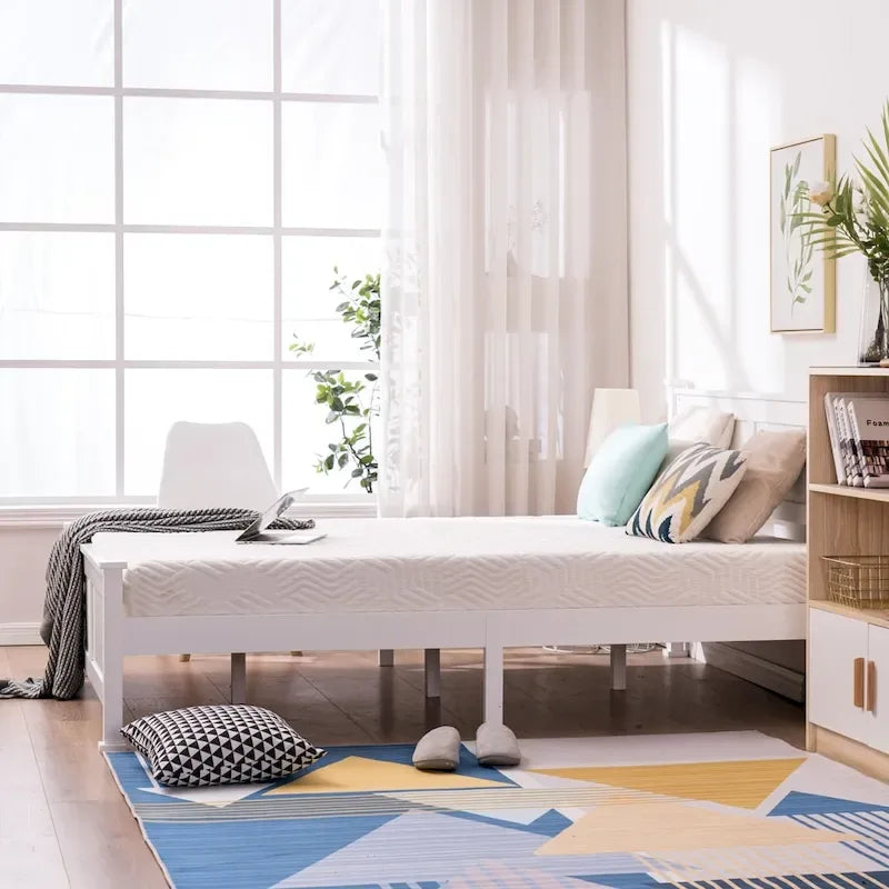 Cadre de lit à panneaux au design classique avec tête de lit blanche