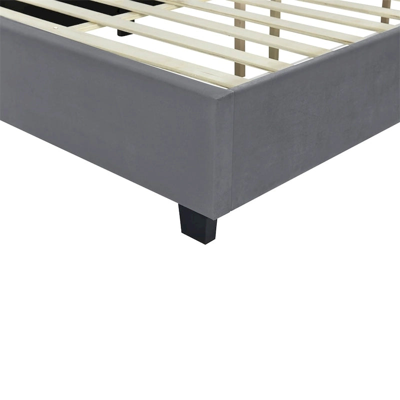 Lit plateforme rembourré en velours, format queen, avec grande tête de lit